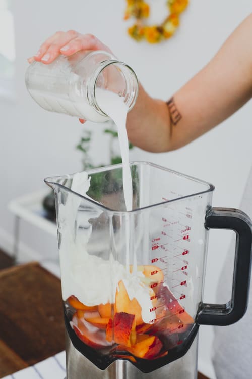 peach-spinach-smoothie-blending